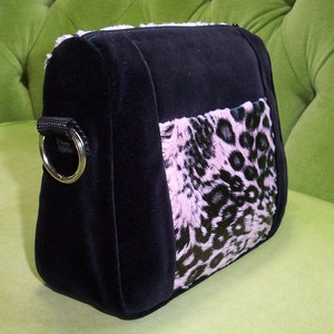 Bolso o cartera tipo sachel con cierre de cremallera en color rosa y negro