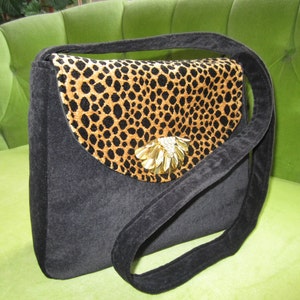 Bolso o cartera de terciopelo negro con tejido animal