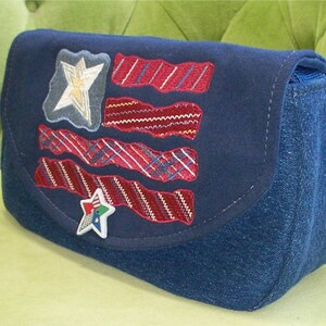Bolso o clutch de mezclilla azul con bandera patriótica