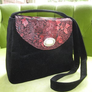Cartera o bolso de mano de terciopelo negro y brocado rojo
