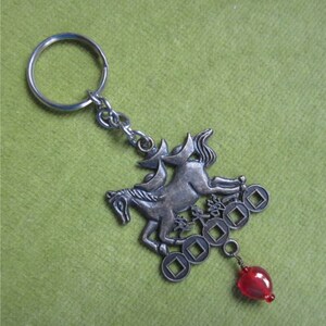 Llavero Caballo con Cuenta Corazón Rojo