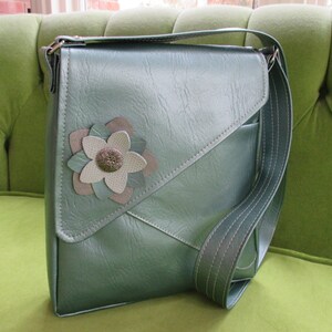 Seafoam autostoeltje vinyl crossbodytas voor iPad of tablet