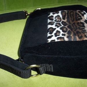 Bolso, cartera o saquito de piel sintética de leopardo con terciopelo negro