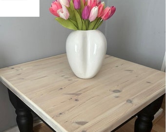 Handgefertigter Massivholz Couchtisch, gewachste Holzplatte in schwarz und abgenutzt