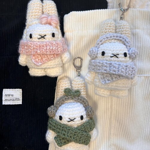 Llavero de Miffy de invierno tejido a crochet