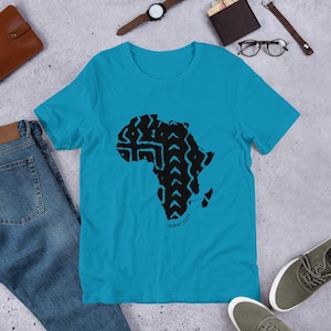 Schlamm Tuch | Afrikanische Karte — erstellt von Habari 411 — Unisex T-Shirt