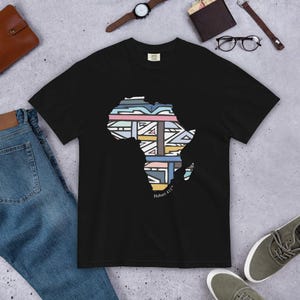 Ndebele Unisex T-Shirt | Moderne Afrikanische Mode von Habari 411 | Afrikanische Erbkollektion | Landkarte Afrika
