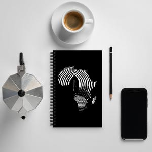 Vingerafdruk-DNA | Spiraal notitieboek met Afrikaanse kaartprint | Zwart | Gemaakt door Habari 411