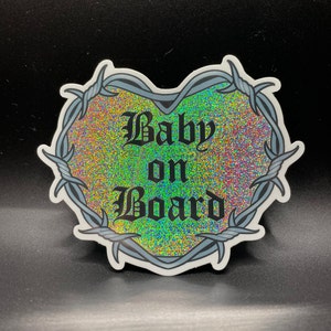 Naklejka Baby on Board – Holograficzna naklejka z drutem kolczastym w kształcie serca