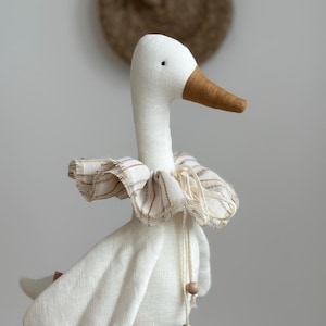 Oie en lin faite main - Peluche 100 % lin, Oie assise décorative, cadeau de Pâques, cadeau de baby shower, jouet de style provençal.