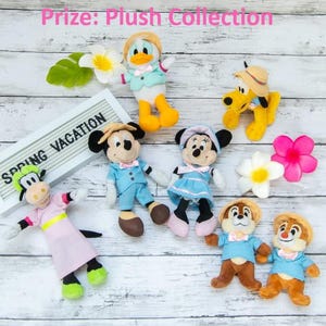 Puede incluir: Una colección de personajes de Disney de peluche, incluyendo Mickey Mouse, Minnie Mouse, Donald Duck, Goofy y Chip y Dale. Los personajes llevan todos atuendos y sombreros de verano. El texto "Spring Vacation" es visible en un tablero de letras en el fondo.