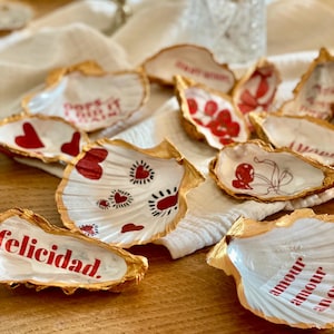 Personalization of shells, oysters, scallops, decoration, place markers