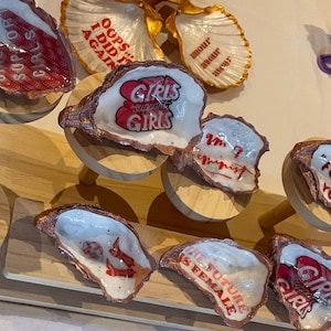 Personalization of shells, oysters, scallops, decoration, place markers