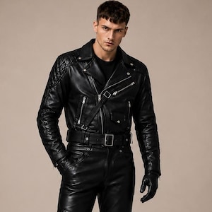 Svart beskuren bikerjacka i skinn för män, quiltad motorcykeljacka i skinn, motorcykeljacka med bälte, skinnjacka i slim fit, edgy streetwear-jacka