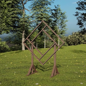 Puede incluir: Un marco de metal marrón con un diseño cuadrado, de pie en un césped verde. El marco está hecho de cuatro piezas de metal que están conectadas en las esquinas. El marco está de pie en un césped verde con árboles en el fondo.