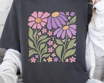 Camiseta con estampado floral retro pastel, flores bohemias rosas y moradas, diseño de jardín en tonos pastel, colores cómodos.