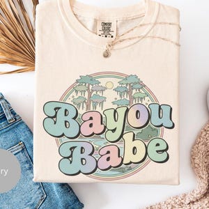 Camiseta Bayou Babe, ilustración retro de pantano, camiseta vintage pastel de chica del pantano, camiseta de Luisiana, Bayou Lafayette, camiseta Comfort Colors