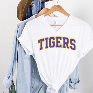 Camiseta deportiva de los Tigers de Louisiana, camiseta para el día del partido, ropa de fútbol americano universitario, camiseta con cuello en V Tigers Pride, ropa de equipo deportivo, Baton Rouge Sports