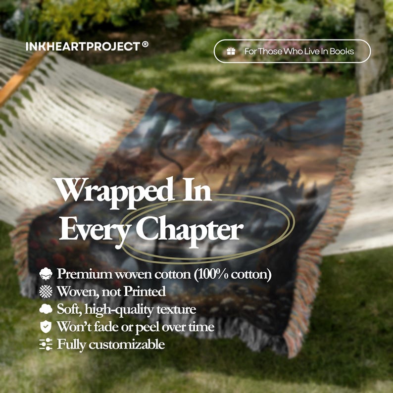 Pu&ograve; includere: Una coperta in cotone tessuto con una scena fantasy di draghi e un castello. La coperta &egrave; drappeggiata su un'amaca. Il testo sulla coperta recita "Wrapped In Every Chapter". La coperta &egrave; realizzata in cotone tessuto di alta qualit&agrave;.