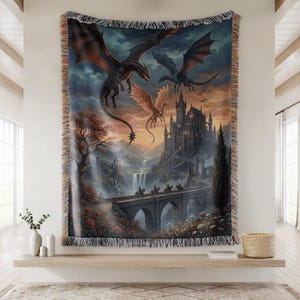 Pu&ograve; includere: Coperta arazzo tessuta con una scena fantasy con draghi, un castello e un ponte. L'opera raffigura draghi che volano in un cielo al tramonto sopra un castello e un ponte con cavalieri. La coperta ha un bordo sfrangiato ed &egrave; esposta su una mensola di legno.