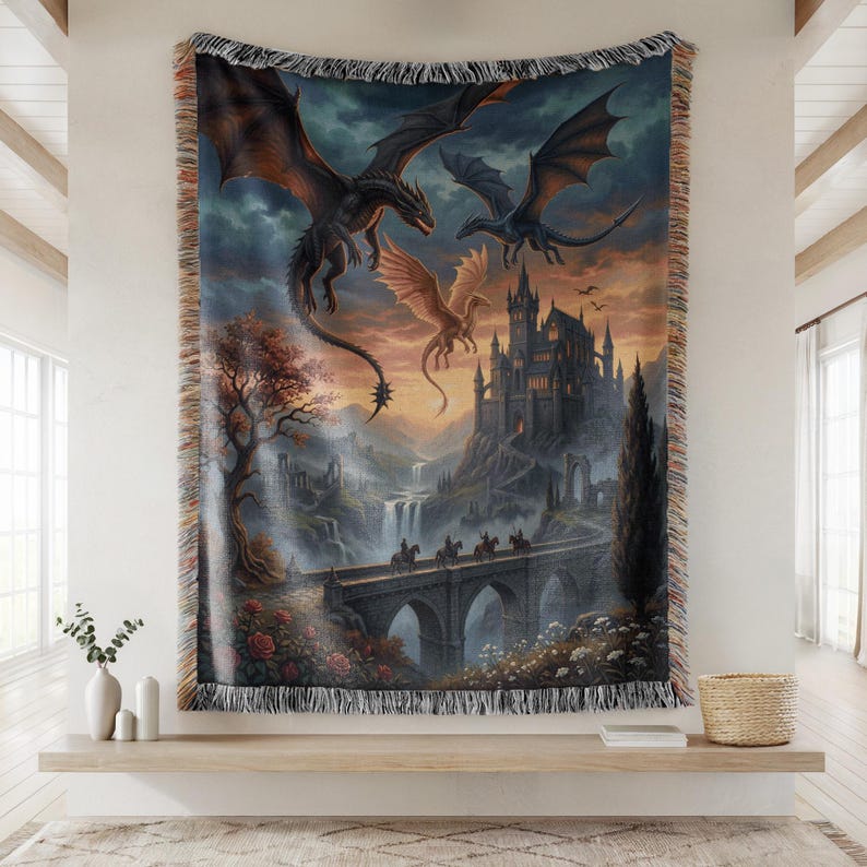 Pu&ograve; includere: Coperta arazzo tessuta con una scena fantasy con draghi, un castello e un ponte. L'opera raffigura draghi che volano in un cielo al tramonto sopra un castello e un ponte con cavalieri. La coperta ha un bordo sfrangiato ed &egrave; esposta su una mensola di legno.