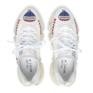 Könnte beinhalten: Weiße Sneaker mit einem Heißluftballon-Motiv und dem Text "RE/MAX" an den Seiten. Die Sneaker haben eine weiße Sohle mit einer durchsichtigen, transparenten Außensohle. Die Größe ist mit "US EU M/7F/9 40" gekennzeichnet.