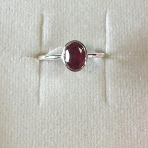 Sterlingzilveren crematiering, robijnrode solitairering 6 x 8