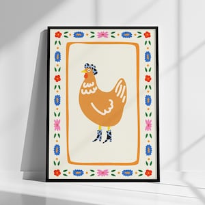 Peut inclure: Une illustration encadrée d'une poule brune portant un chapeau et des bottes à motifs bleus et blancs. Le cadre a une bordure colorée avec des fleurs et des feuilles.