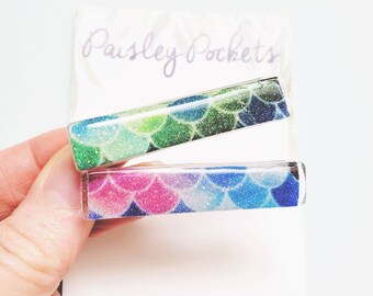 Cola de sirena mágica con escamas de pez, resina, acrílico, pinza para el cabello y purpurina.