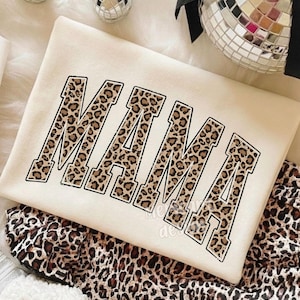 Mamma Leopardtryck PNG, Retro Mamma Sublimering, Varsity Style Mama, Trendig Mors Dag PNG, Distressed Mom Life T-shirtdesign, Litet Företag
