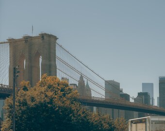 Brooklyn Bridge och New Yorks silhuetttryck | Väggkonst i New York | Minimalistisk urban fotografi | Stort konsttryck | Modern heminredning