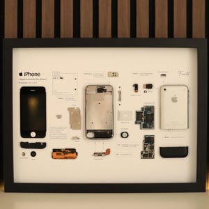 Ingelijste gedemonteerde iPhone 1e generatie (2G) - Retro Tech Wall Art - witte achtergrond