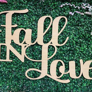Letrero de Enamorarse para decoración de pared de fondo de boda o compromiso de otoño, letrero de madera para fotografía y centro de mesa de recepción de fiesta.