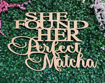 Ella encontró su matcha perfecto para la decoración de la pared del fondo de la despedida de soltera, pancarta decorativa para el centro de la cabina de fotos con temática de libro de madera