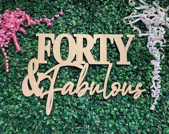 Letrero "Cuarenta y fabulosa", telón de fondo para el 40 cumpleaños