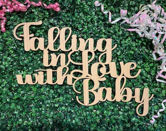 Letrero de madera "Enamorándome de un bebé"