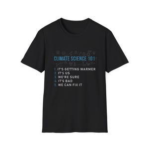 Pode incluir: Camiseta preta com o texto "CLIMATE SCIENCE 101" e uma lista de cinco afirmações: "IT'S GETTING WARMER", "IT'S US", "WE'RE SURE", "IT'S BAD" e "WE CAN FIX IT". A camiseta tem gola redonda e mangas curtas.