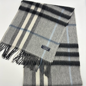 Vintage Burberry halsduk i 100% kashmir i utmärkt skick, tillverkad i England