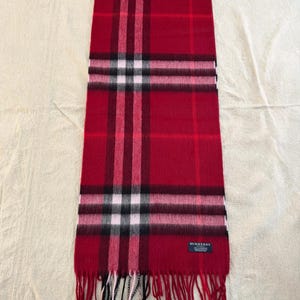 Bufanda vintage Burberry Ruby 100 % cachemira en excelentes condiciones. Fabricada en Inglaterra.