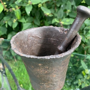 Antique cast iron mortar and pestle, rustic textured finish, rustic kitchen décor, antique herbalist decor, curio