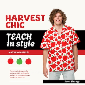 Può includere: Una camicia bianca con bottoni e stampa di mele rosse. La camicia ha un colletto e maniche corte. Il testo "HARVEST CHIC" e "TEACH in style" è visualizzato sopra la camicia. Il testo "MATCHING APPAREL" è visualizzato sotto la camicia. Il testo "Sweet Blessings" è visualizzato nell'angolo in basso a destra dell'immagine.