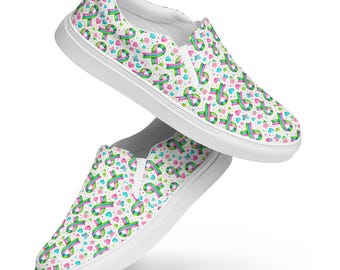 Metastasierende Brustkrebs Bewusstsein Rosa und Teal Band mit Herzen und Blumen Slip-On Segeltuch-Schuhe - Arzt Krankenschwester CNA Lehrer Schuhe