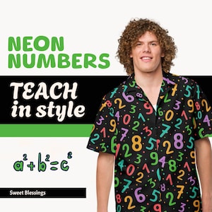 Puede incluir: Una camisa negra de manga corta con un estampado colorido de números. La camisa tiene un cuello abotonado y un corte holgado. El texto "NEON NUMBERS TEACH in style" se muestra encima de la imagen. El texto "a²+b²=c²" se muestra debajo de la imagen.