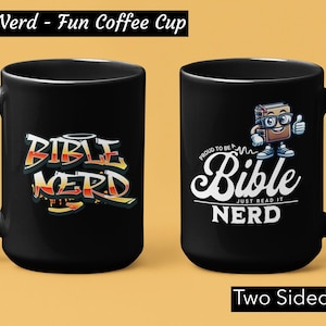 Puede incluir: Taza de café negra con un diseño blanco que dice "Orgulloso de ser un nerd de la Biblia - Solo léelo". El otro lado de la taza tiene un diseño de estilo graffiti que dice "Bible Nerd".