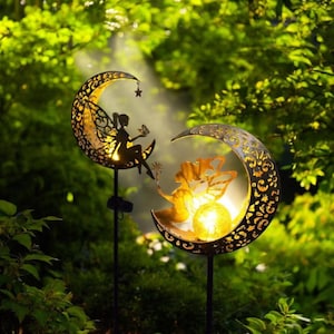 Statua solare da giardino &quot;Fata sulla Luna&quot; – Decorazione luminosa da esterno in metallo – Arte da giardino stravagante – 3 design – Regalo per lei per il giardino delle fate