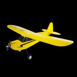 Op de afbeelding: Een geel modelvliegtuig met zwarte afwerking en het woord "GLIDER" gedrukt op de vleugel. Het vliegtuig heeft een propeller en landingsgestel.