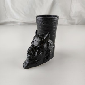 Stary radziecki metalowy stojak na długopisy w kształcie głowy diabła, radziecki diabeł w piórniku, diabeł na świeczniku. Radziecki Mefistofeles, stara figurka diabła.