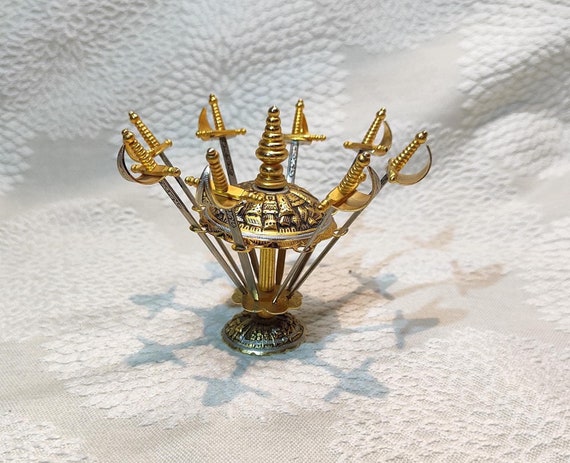 スペインの扇形スタンドに立てられた剣型カクテル8本ピック