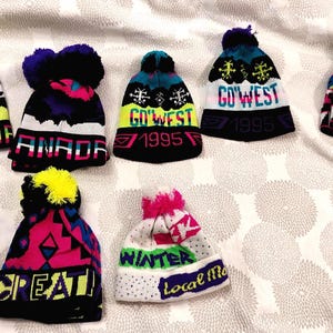 Gorro unisex para adultos con estampado de los 90, diseño holgado "Go West", rayas de colores y pompón esponjoso. Gorro de invierno unisex canadiense con pompón para snowboard.