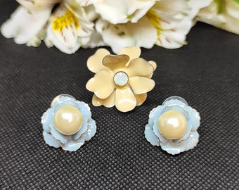 Vintage Floral Jewelry Set – Enamel Flower Ring & Clip-on Earrings with Faux Pearl, Summer Costume Jewelry Gift Set, 1960s Style